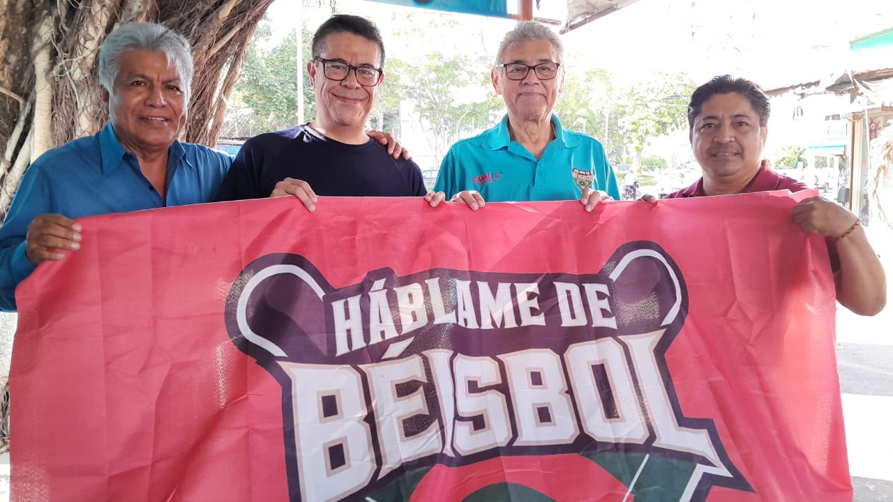 Fotografía del programa con manta de Háblame de Béisbol